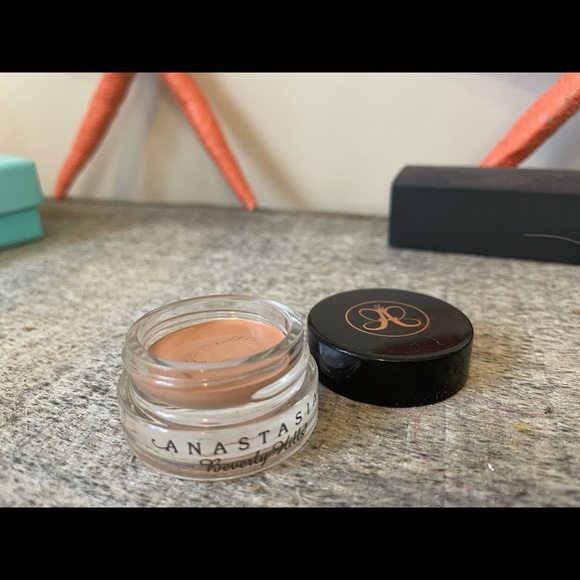 🌻2 for 13$🌻 ABH Waterproof cream in Honey - Picture 2 of 3